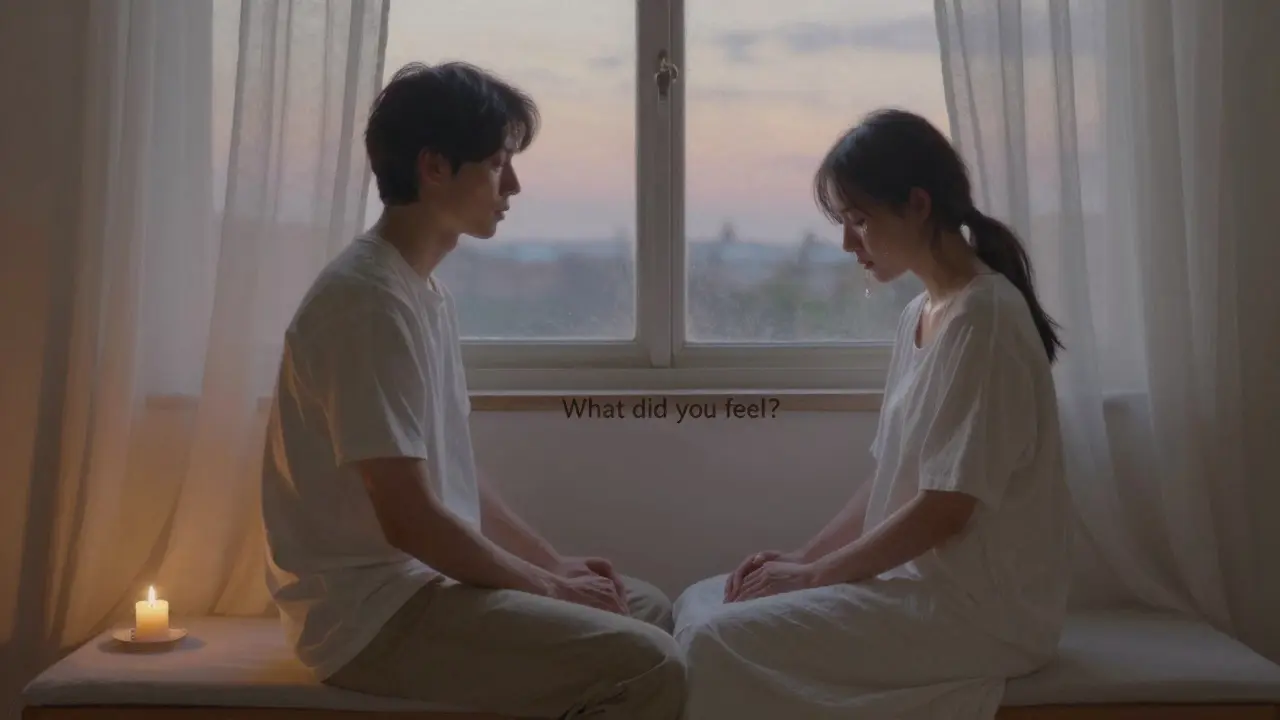Pár sedí po masáži v tichosti, jedna osoba se ptá, druhá se zamyšlí, plná emoce.